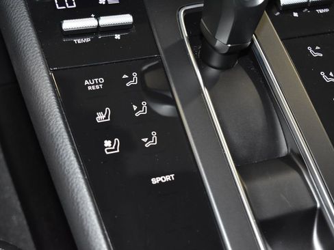 Certified 2025 Porsche Macan image 17