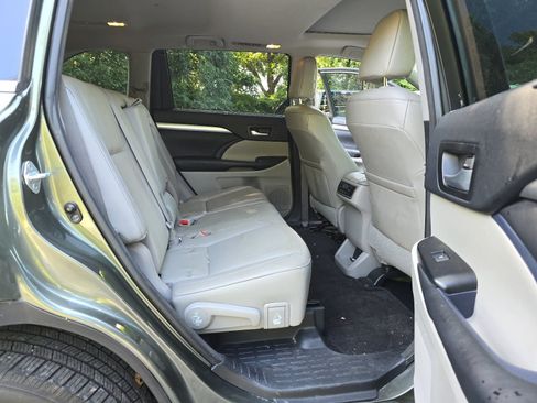 Used 2017 Toyota Highlander XLE FWD image 25