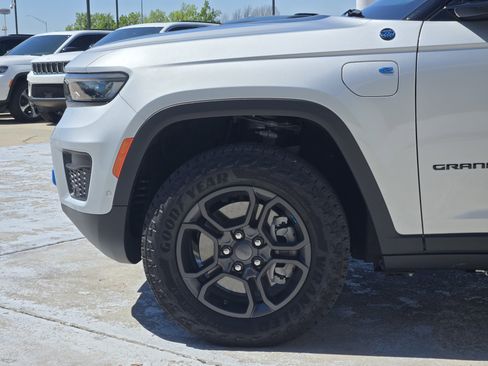 Used 2024 Jeep Grand Cherokee Trailhawk w/ Advanced Protech Group II AWD/4WD image 9