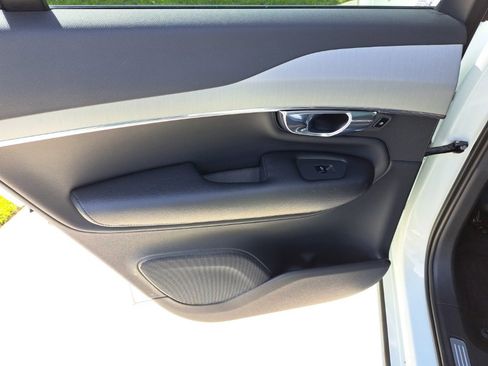 Used 2021 Volvo XC90 T5 Momentum w/ Protection Package Premier image 11