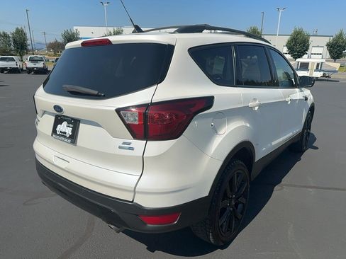 Used 2019 Ford Escape SE w/ SE Sport Appearance Package AWD/4WD image 9