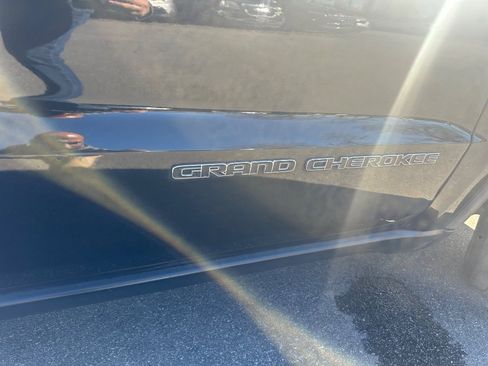 Used 2017 Jeep Grand Cherokee Limited image 36