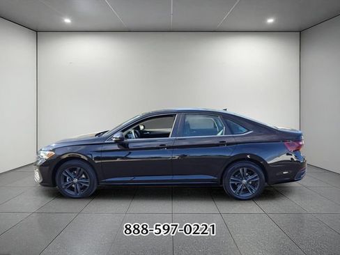 Used 2022 Volkswagen Jetta SE w/ Panoramic Sunroof Package FWD image 2