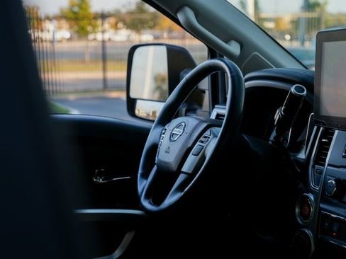 Used 2018 Nissan Titan PRO-4X w/ Pro-4x Convenience Package image 40