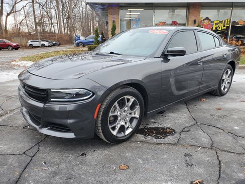Used 2017 Dodge Charger SE w/ Popular Equipment Group image 2