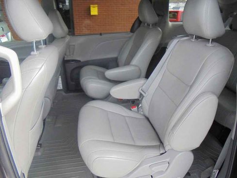 Used 2020 Toyota Sienna LE image 9