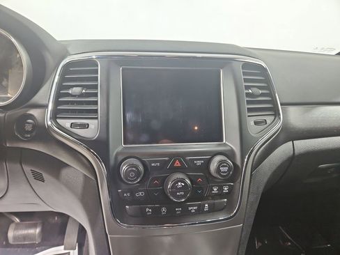 Used 2018 Jeep Grand Cherokee Altitude AWD/4WD image 19