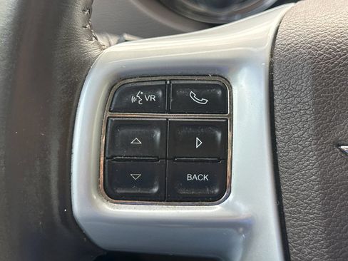 Used 2013 Chrysler Town & Country Touring FWD image 29