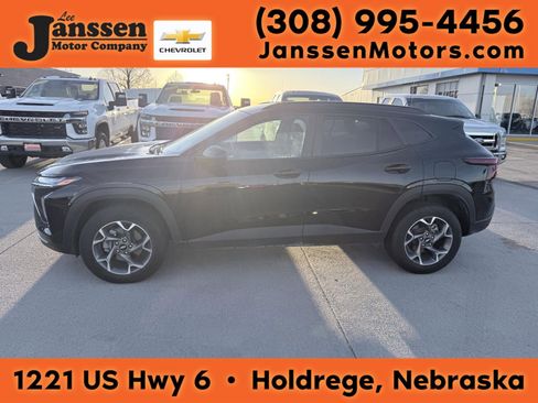 Used 2025 Chevrolet Trax LT FWD image 1