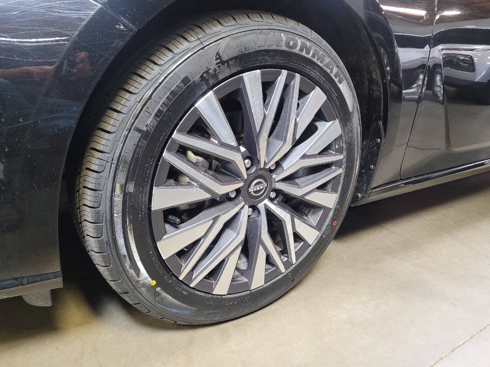 Used 2025 Nissan Altima 2.5 SV FWD image 31