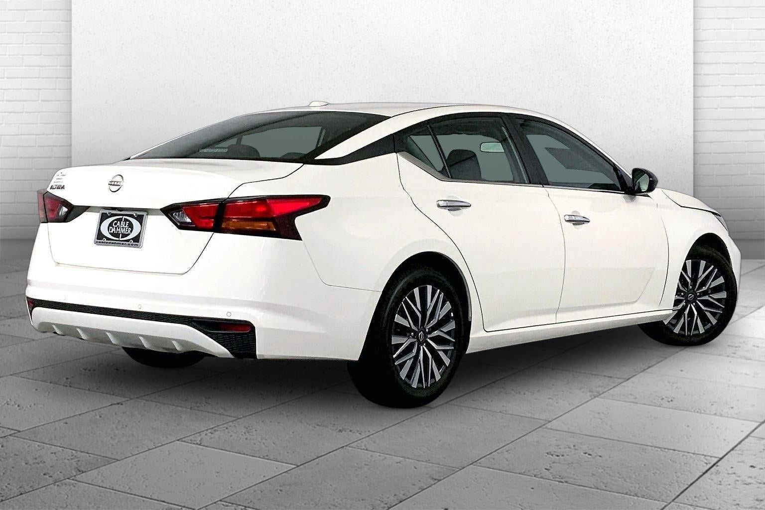 Used 2025 Nissan Altima 2.5 SV FWD image 13
