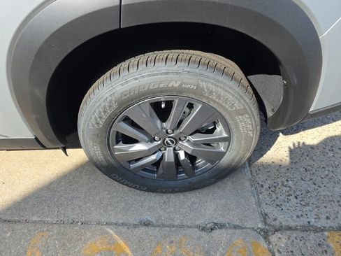 New 2025 Nissan Pathfinder SV image 12