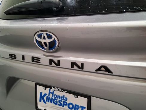 Used 2024 Toyota Sienna XLE FWD image 38