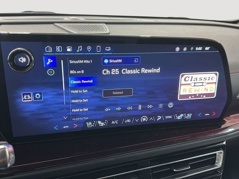 Used 2024 Chevrolet Traverse RS AWD/4WD image 12