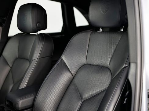 Certified 2025 Porsche Macan AWD/4WD image 24