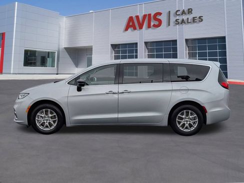 Used 2024 Chrysler Pacifica Touring-L FWD image 10