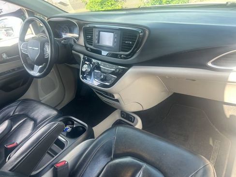 Used 2017 Chrysler Pacifica Touring-L FWD image 35
