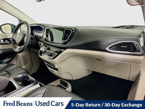 Used 2023 Chrysler Pacifica Touring-L FWD image 35