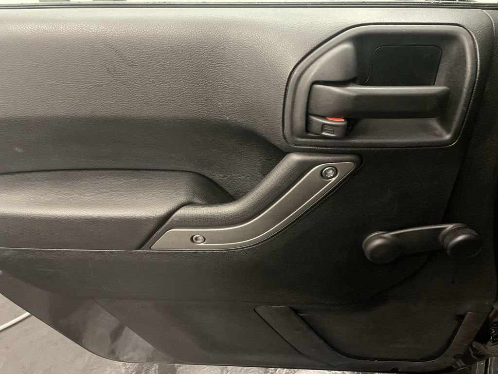 Used 2018 Jeep Wrangler Sport AWD/4WD image 13