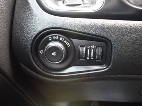 Used 2016 Jeep Renegade Latitude w/ Cold Weather Group image 22