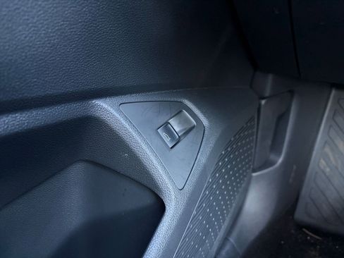 Used 2025 Volkswagen Jetta SE image 31