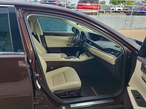 Used 2017 Lexus ES 350 w/ Navigation System Package FWD image 16