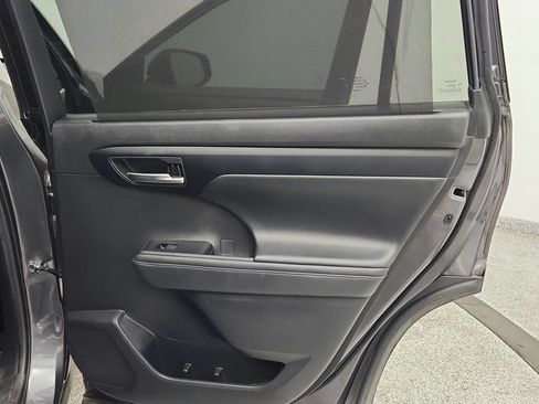 Used 2021 Toyota Highlander XLE FWD image 25