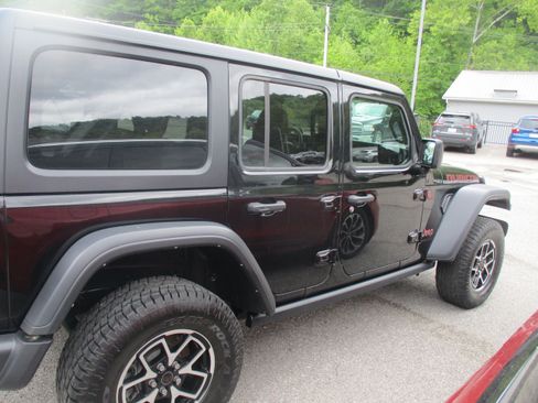 Used 2024 Jeep Wrangler Unlimited Rubicon AWD/4WD image 3