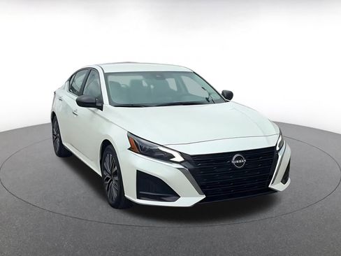 Used 2025 Nissan Altima 2.5 SV FWD image 3