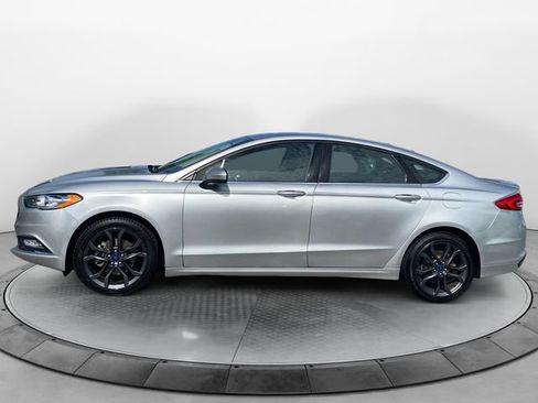 Used 2018 Ford Fusion SE w/ Equipment Group 201A FWD image 2