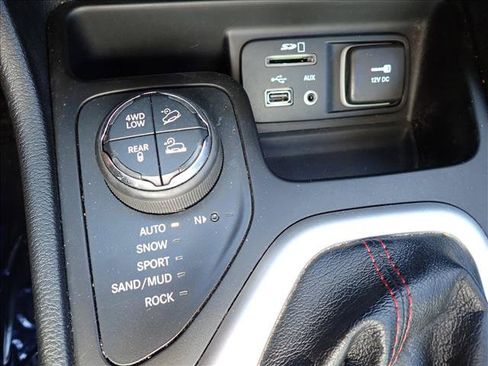 Used 2014 Jeep Cherokee Trailhawk w/ Leather Interior Group AWD/4WD image 18