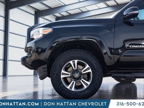 Used 2018 Toyota Tacoma TRD Sport AWD/4WD image 28
