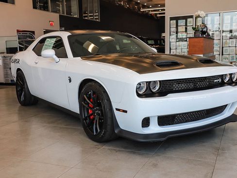 Used 2023 Dodge Challenger SRT Hellcat w/ Driver Convenience Group RWD image 3