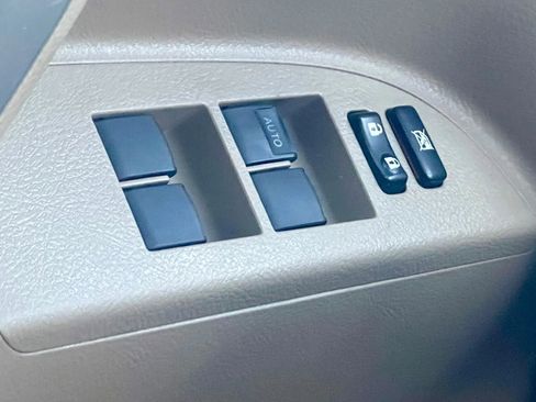 Used 2012 Toyota Highlander SE image 18