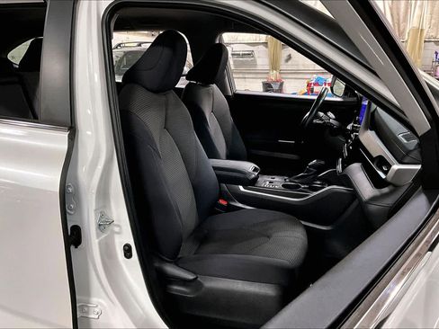 Used 2023 Toyota Highlander LE FWD image 9