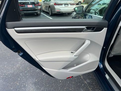 Used 2018 Volkswagen Passat 2.0T SE FWD image 17
