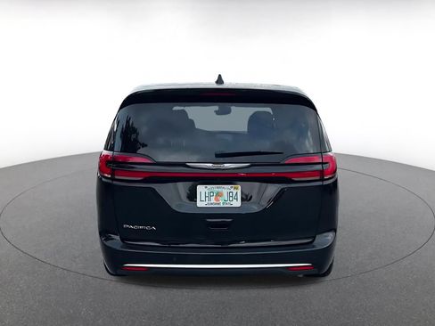 Used 2025 Chrysler Pacifica Select FWD image 10