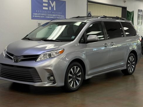 Used 2018 Toyota Sienna XLE Premium AWD/4WD image 9