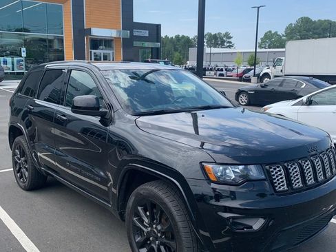 Used 2022 Jeep Grand Cherokee Laredo X AWD/4WD image 2