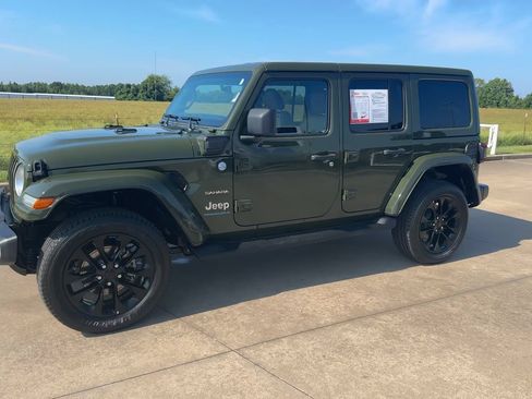 Used 2023 Jeep Wrangler Unlimited Sahara AWD/4WD image 5