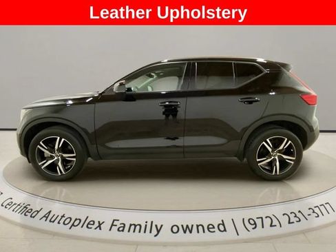 Used 2023 Volvo XC40 B4 Core w/ Convenience Package FWD image 2