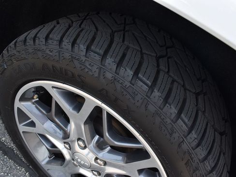 Used 2020 Jeep Grand Cherokee Overland AWD/4WD image 32