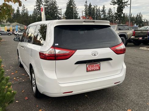 Used 2017 Toyota Sienna L image 10