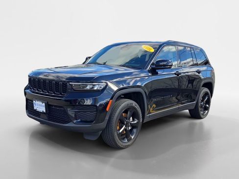 Used 2023 Jeep Grand Cherokee Altitude image 2