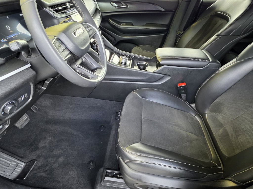 Used 2025 Jeep Grand Cherokee L Altitude RWD image 8