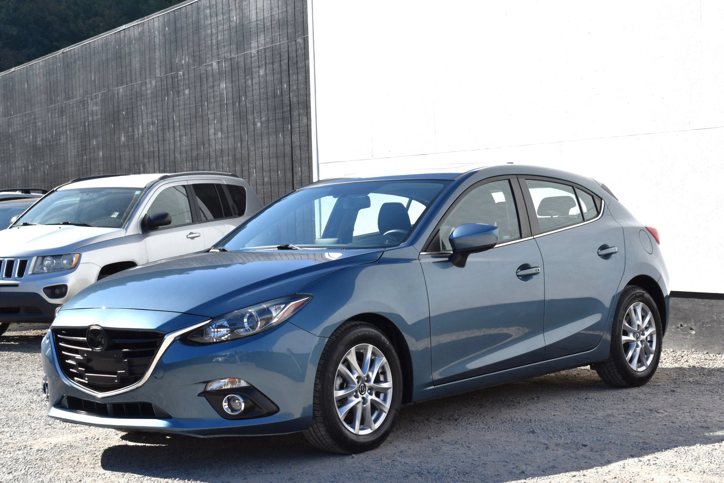 Used 2016 MAZDA MAZDA3 i Touring w/ Popular Equipment Package FWD image 8