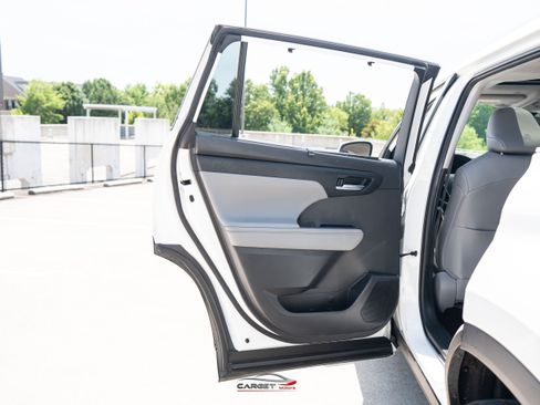 Used 2021 Toyota Highlander XLE AWD/4WD image 42