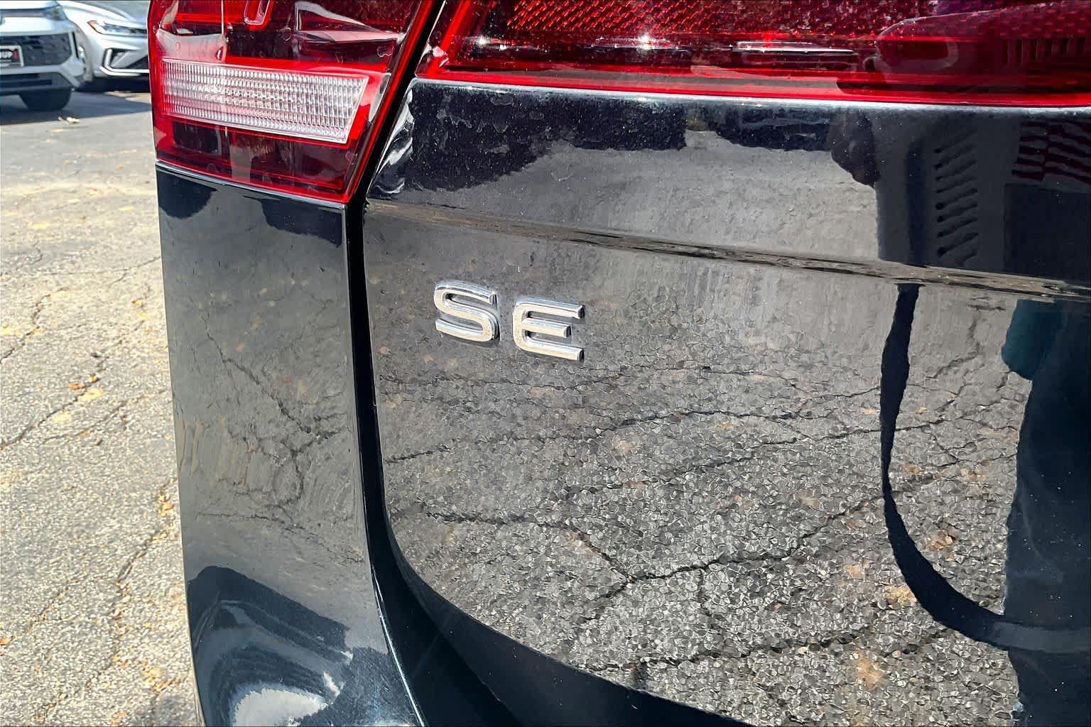 Used 2022 Volkswagen Tiguan SE w/ Panoramic Sunroof Package FWD image 10