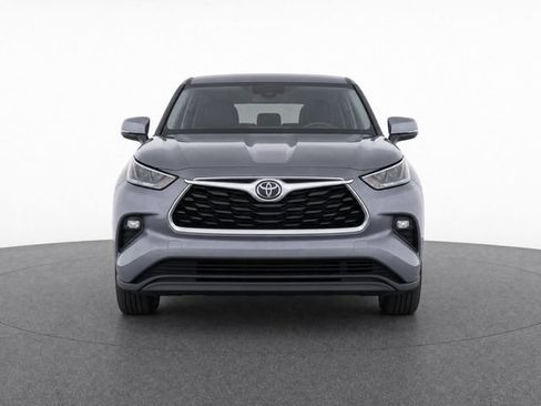 Used 2023 Toyota Highlander LE FWD image 2