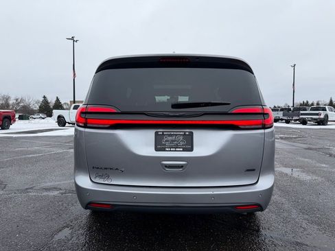 Used 2021 Chrysler Pacifica Touring-L w/ Uconnect Theater Family Group image 6